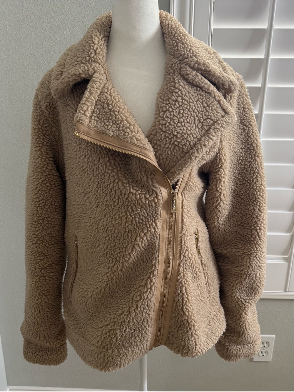 Hollister women’s Small tan teddy faux shearling sherpa moto style jacket fur